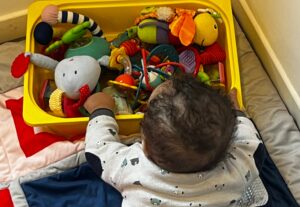 Bébé en temps d'éveil au sol, un moment essentiel pour le sommeil du jeune enfant