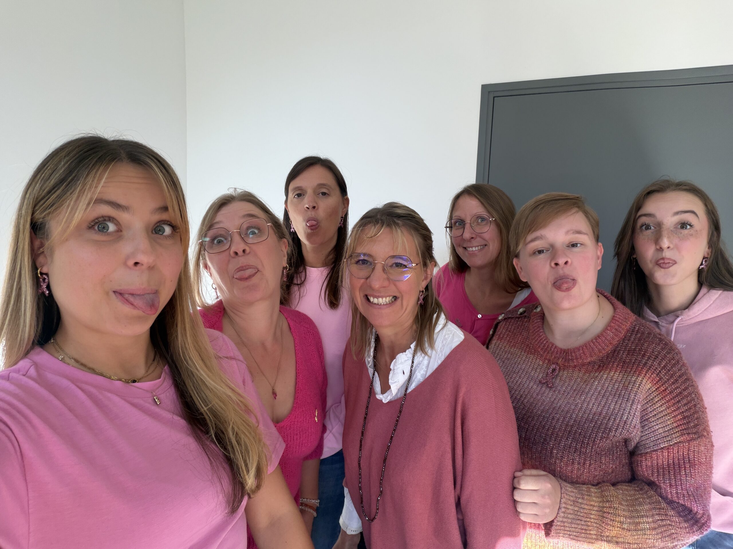 L'équipe du Positive Lab habillée en rose pour Octobre Rose