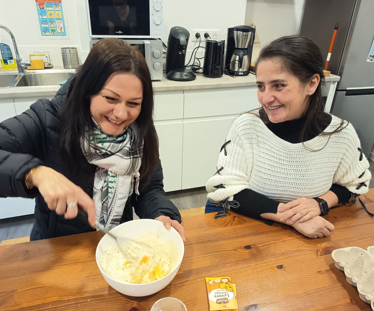 Parents et enfants en activité cuisine au 13 rue Coligny Roubaix