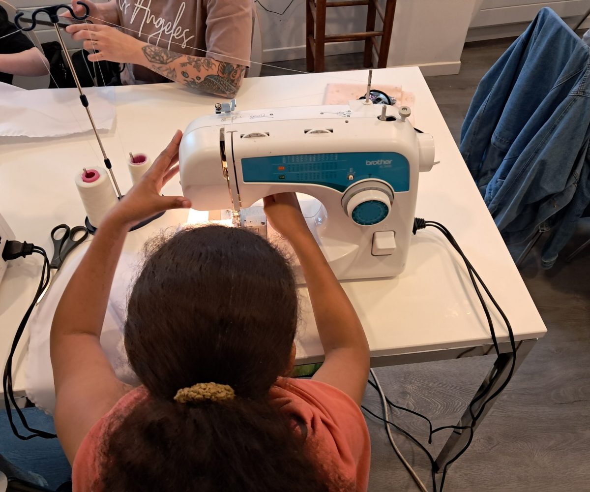 Moment de partage entre familles lors d'une festivité La Maison Roubaix