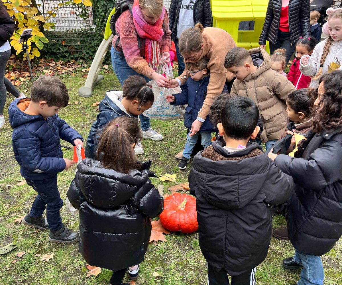 Enfant à besoins particuliers souriant lors d'une séance sport inclusive Roubaix