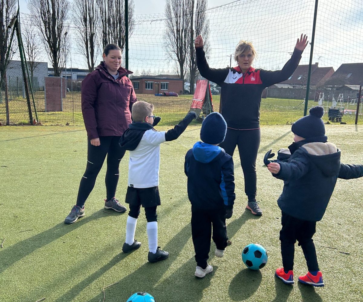 Éducateur sportif accueillant un enfant à besoins particuliers dans un club Nord