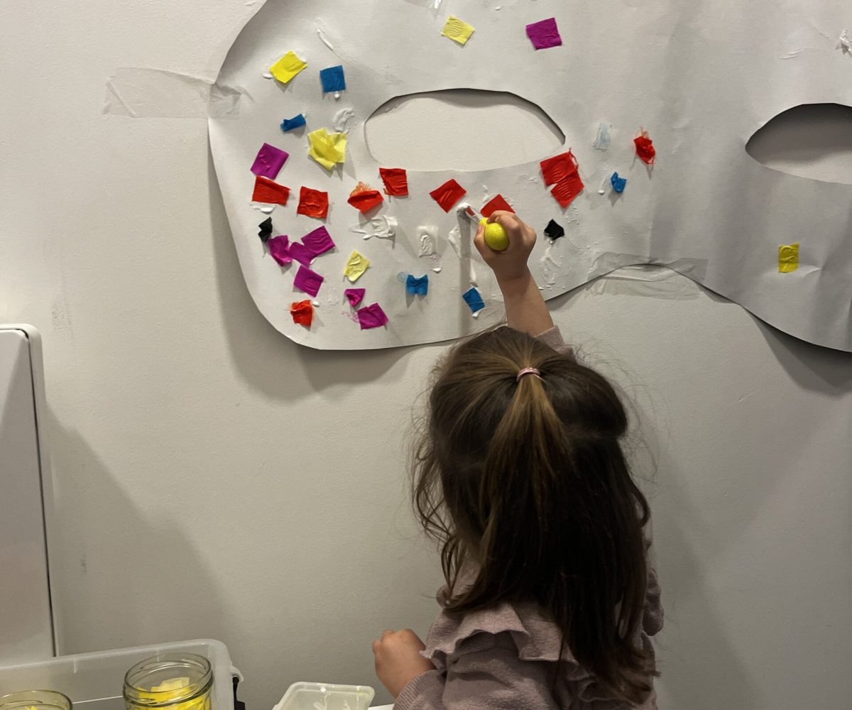 Moment de partage entre familles lors d'une festivité La Maison Roubaix